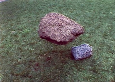 430磅重的瑪尼王石埵切墟飛在草地上三呎，草地上還有埵切墟的影子。另草地上的另一顆石頭是98磅的鐘乳瑪尼王石。1